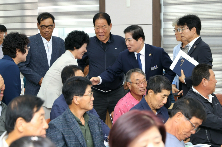 공영민 군수가 주민들과 만나고 있다. 고흥군 제공