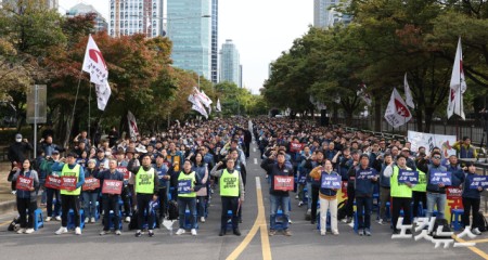 전국공무원노조 조합원들이 21일 오후 서울 여의도 산업은행 앞에서 열린 정치기본권 쟁취 소득공백 해소 총력투쟁대회에서 구호를 외치고 있다.