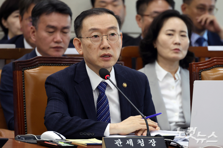 21일 서울 여의도 국회에서 열린 기획재정위원회의 관세청·조달청·국가데이터처 국정감사에서 이명구 관세청장이 의원 질의에 답변을 하고 있다. 윤창원 기자
