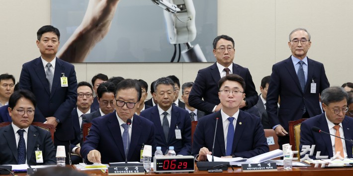 21일 서울 여의도 국회에서 열린 과학기술정보방송통신위원회의 국정감사에 김영섭 KT대표, 유영상 SKT대표, 홍범식LGU+대표(오른쪽부터)가 증인으로 출석하고 있다.