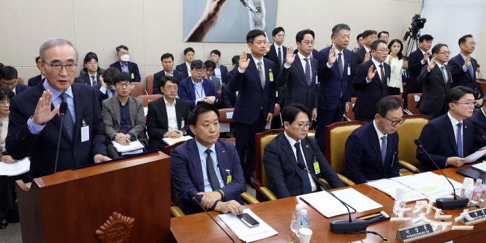 21일 서울 여의도 국회에서 열린 과학기술정보방송통신위원회의 정보통신산업진흥원 등에 대한 국정감사에 김영섭 KT대표, 홍범식 LGU+대표, 유영상 SKT대표, 조좌진 롯데카드 대표, 김광일 MBK 대표이사 등이 출석해 증인 선서를 하고 있다.