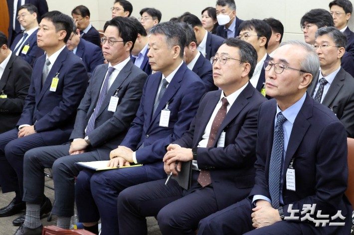 21일 서울 여의도 국회에서 열린 과학기술정보방송통신위원회의 정보통신산업진흥원 등에 대한 국정감사에 김영섭 KT대표,  유영상 SKT대표, 김광일 MBK 대표이사,  조좌진 롯데카드 대표, 홍범식 LGU+대표가 증인으로 출석하고 있다.