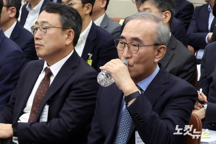 21일 서울 여의도 국회에서 열린 과학기술정보방송통신위원회의 정보통신산업진흥원 등에 대한 국정감사에 김영섭 KT대표가 출석해 물을 마시고 있다. (오른쪽 유영상 SKT대표)
