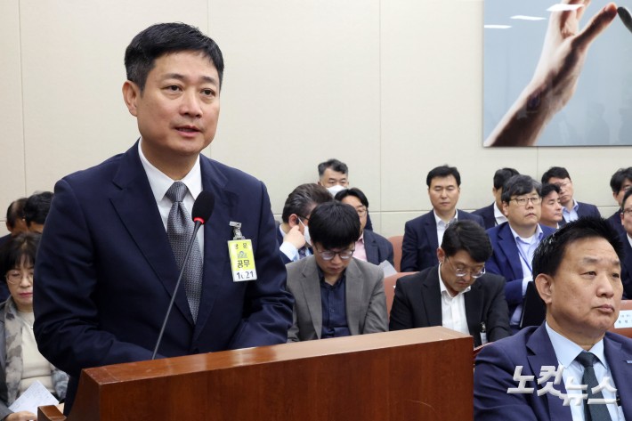 21일 서울 여의도 국회에서 열린 과학기술정보방송통신위원회의 정보통신산업진흥원 등에 대한 국정감사에 증인으로 출석한 홍범식 LGU+ 대표가 의원 질의에 답변을 하고 있다.