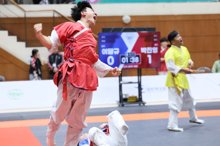 박진영(광주광역시)이 전국체전 택견 결승전 경기에서 이담규(경기)에게 승리한 후 포효하고 있다. 대한택견회 제공