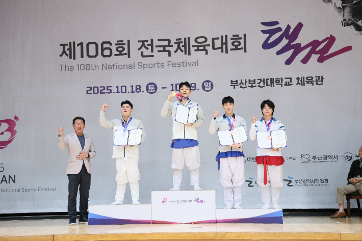 금메달을 목에 걸고 포즈를 취하는 박진영(사진 왼쪽에서 세번째). 대한택견회 제공
