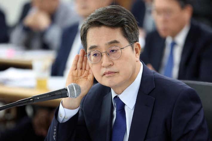 21일 오전 경기도청 4층 율곡홀에서 열린 2025 행정안전위원회 국정감사에서 김동연 경기지사가 의원 질의를 듣고 있다. 경기도 제공