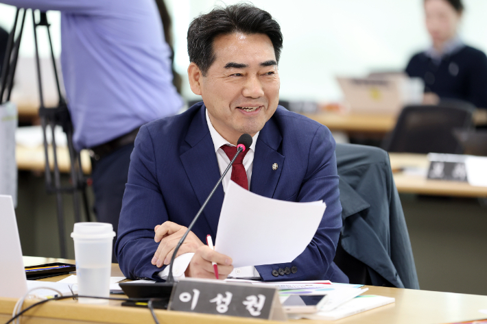 21일 오전 경기도청 4층 율곡홀에서 열린 2025 행정안전위원회 국정감사에서  국민의힘 이성권(부산 사하갑) 의원이 질의 하고있다. 경기도 제공