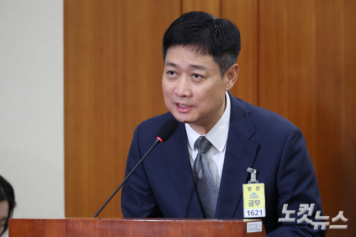 21일 서울 여의도 국회에서 열린 과학기술정보방송통신위원회의 정보통신산업진흥원 등에 대한 국정감사에 증인으로 출석한 홍범식 LGU+ 대표가 의원 질의에 답변을 하고 있다. 윤창원 기자