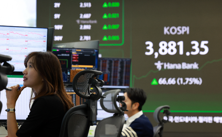 21일 서울 중구 하나은행 본점 딜링룸에서 딜러가 업무를 보고 있다. 연합뉴스