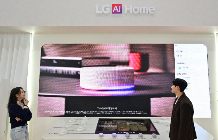 LG전자가 21일부터 나흘간 서울 코엑스에서 열리는 제56회 한국전자전에 참가한다. 관람객들이 LG전자 부스에서 'LG 씽큐 온'을 활용한 AI 홈을 체험하고 있다. LG전자 제공