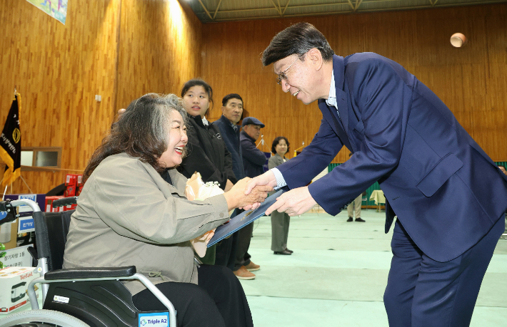 우범기 전주시장이 21일 열린 제26회 전주시 장애인 한마음 체육대회에서 참가자를 격려하고 있다. 전주시 제공