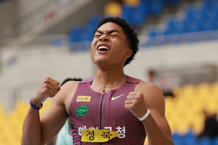 지난 19일 부산 아시아드주경기장에서 열린 제106회 전국체육대회 육상 남자 100m 결승에서 우승한 나마디 조엘진(예천군청)이 기록을 확인한 뒤 손을 들어올려 보이고 있다. 연합뉴스