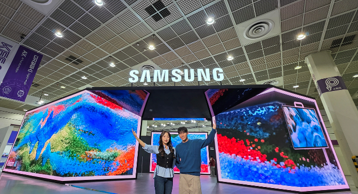 삼성전자가 서울 코엑스(COEX)에서 열리는 'KES 2025(한국전자전)'에서 참가해 주거부터 교육, 비즈니스까지 다양한 환경 속에서 일상을 혁신하는 최신 AI 제품과 기술을 선보인다. 삼성전자 제공