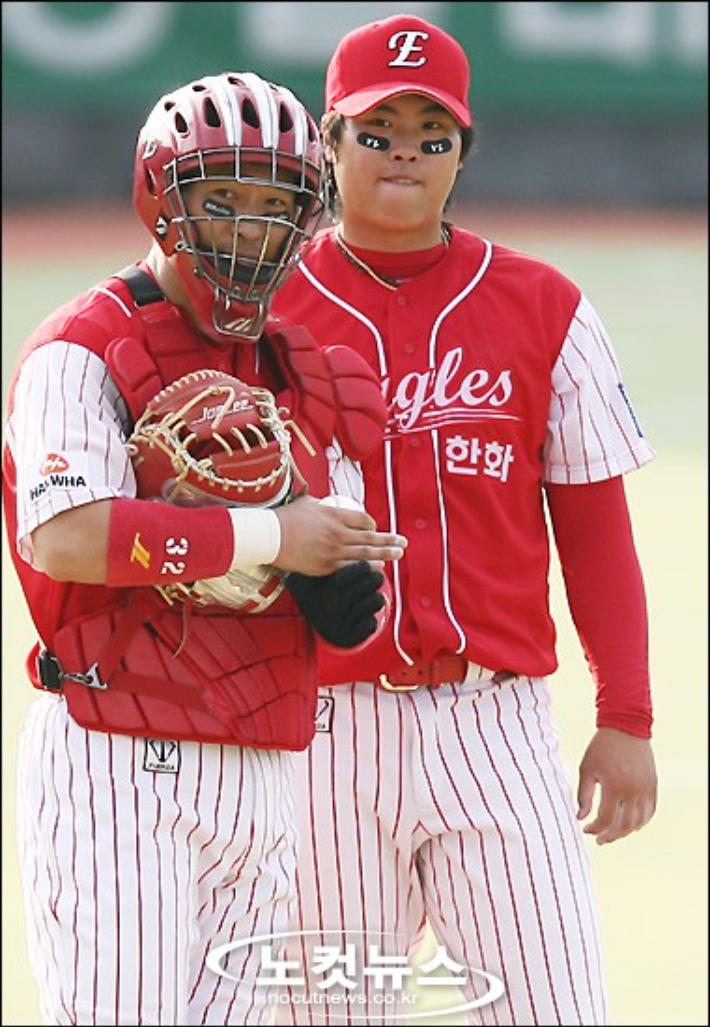 '2006 삼성 PAVV 프로야구' 한국시리즈 삼성-한화 1차전 경기에서 5회말 한화의 포수 신경현이 선발 류현진의 교체 타이밍을 벤치에 알리는 모습. 노컷뉴스 