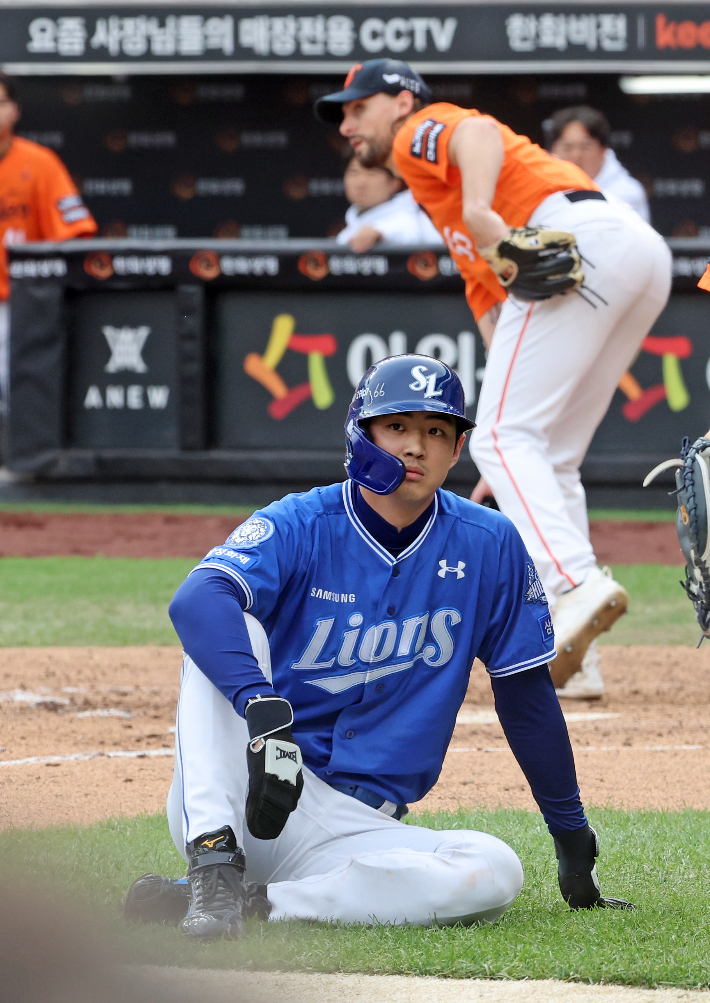 19일 대전 한화생명 볼파크에서 열린 2025 프로야구 KBO 리그 포스트 시즌 플레이오프 2차전 삼성 라이온즈와 한화 이글스의 경기. 4회초 2사 1, 3루 삼성 디아즈 2루타 때 홈에 들어오던 1루 주자 구자욱이 아웃 당한 뒤 아쉬운 표정을 짓는 모습. >연합뉴스