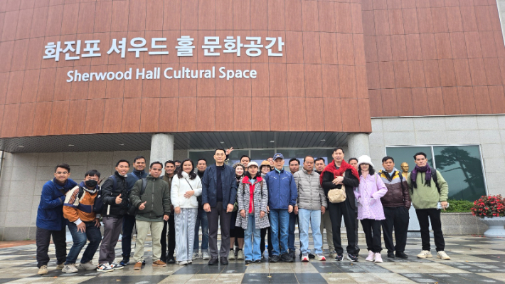 라오스 글로벌신학대학 재학생과 교단, 신학교 관계자들이 지난 20일 강원 고성 화진포 셔우드홀 문화공간을 방문했다. 고성감리교회 제공