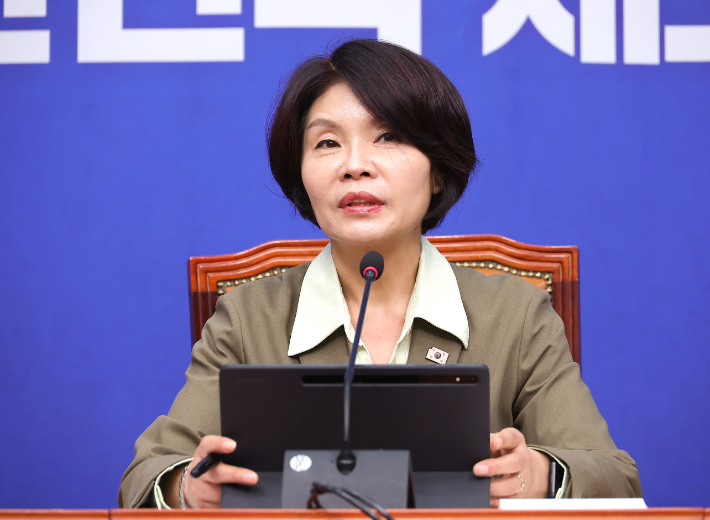 더불어민주당 한정애 정책위의장이 21일 서울 여의도 국회에서 주택시장안정화TF 명단 발표 및 '10·15' 대책 관련 기자회견을 하고 있다. 연합뉴스