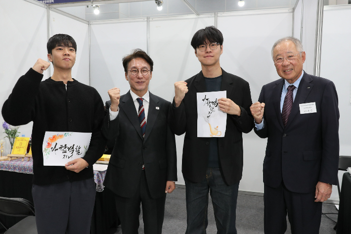 김민석 국무총리와 류진 한국경제인협회 회장이 21일 코엑스마곡 컨벤션센터에서 열린 '2025 상생협력 채용박람회'에 참석해 취업응원 카드를 전달한 뒤 청년들과 기념촬영을 하고 있다. 한국경제인협회 제공