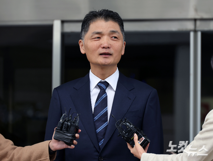 SM엔터테인먼트 시세 조종 혐의로 재판에 넘겨져 1심에서 무죄를 선고받은 카카오 창업자 김범수 경영쇄신위원장이 21일 오전 서울 양천구 남부지방법원을 나서며 입장을 밝히고 있다. 황진환 기자