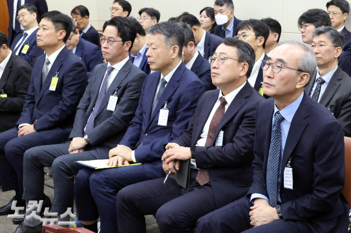 21일 서울 여의도 국회에서 열린 과학기술정보방송통신위원회의 정보통신산업진흥원 등에 대한 국정감사에 김영섭 KT대표, 유영상 SKT대표, 김광일 MBK 대표이사, 조좌진 롯데카드 대표, 홍범식 LGU+대표가 증인으로 출석하고 있다. 윤창원 기자
