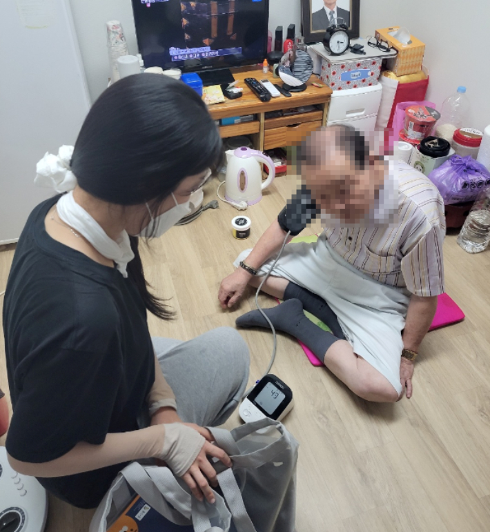 쪽방상담소 방문 건강상담. 서울시 제공