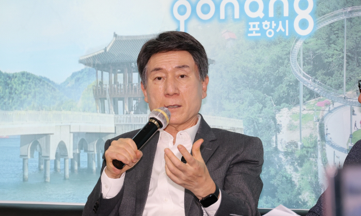 이강덕 포항시장이 21일 브리핑룸에서 해외방문 성과를설명하고 있다. 포항시 제공