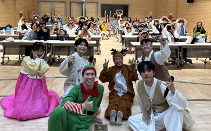 '구석구석 문화배달' 출연진들이 국립해양과학관에서 열린 공연을 마치고 기념사진을 촬영하고 있다. 울진군 제공