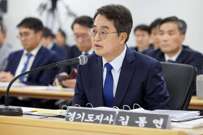21일 경기도청에서 열린 2025 행정안전위원회 국정감사에서 김동연 경기지사가 답변을 하고 있다. 경기도 제공