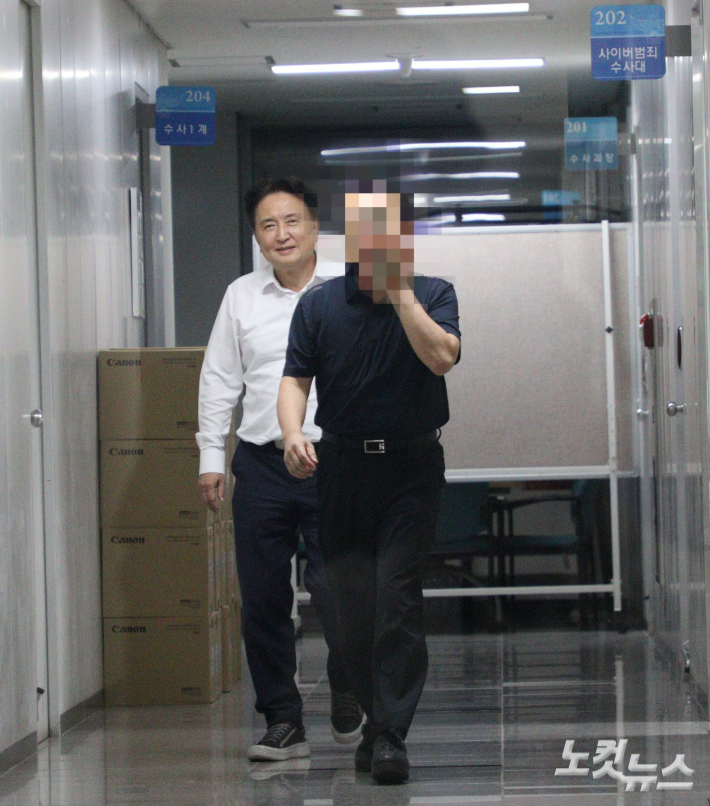 조사를 마치고 나오는 김영환 충북지사. 임성민 기자