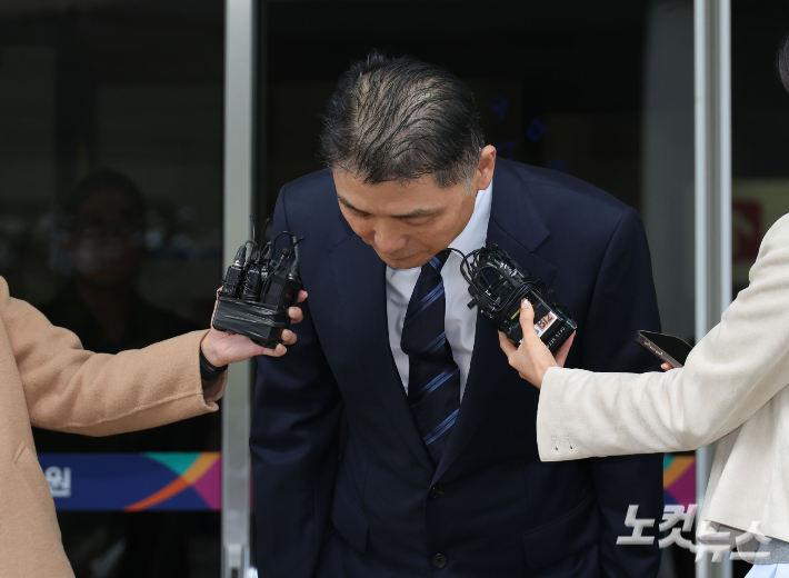 SM엔터테인먼트 시세 조종 혐의로 재판에 넘겨져 1심에서 무죄를 선고받은 카카오 창업자 김범수 경영쇄신위원장이 21일 오전 서울 양천구 남부지방법원을 나서며 입장을 밝히고 있다. 황진환 기자