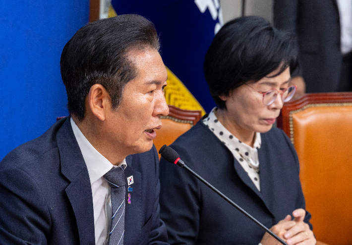 더불어민주당 정청래 대표가 20일 국회에서 열린 언론개혁특별위원회 허위 조작정보 근절안 발표에서 발언하고 있다. 연합뉴스