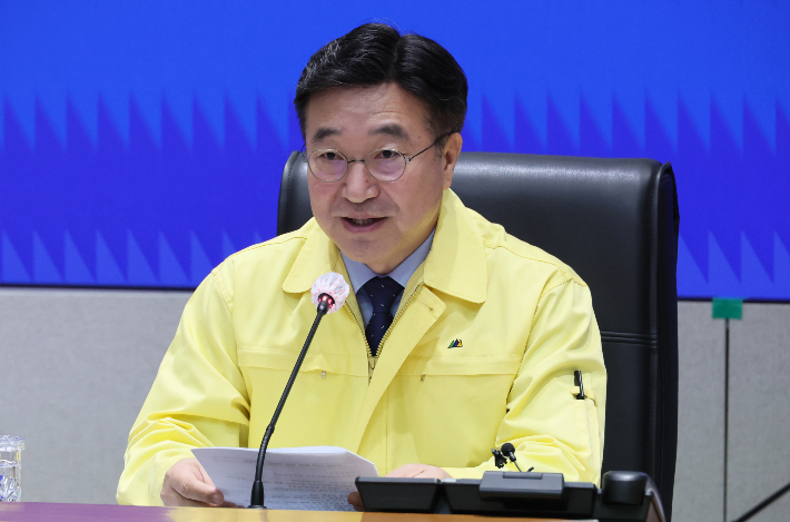 윤호중 행정안전부 장관이 서울 종로구 정부서울청사에서 열린 국가정보자원관리원 행정정보시스템 화재 관련 중대본 회의를 주재하고 있다. 연합뉴스