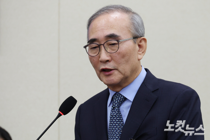 21일 서울 여의도 국회에서 열린 과학기술정보방송통신위원회의 정보통신산업진흥원 등에 대한 국정감사에 증인으로 출석한 김영섭 KT대표가 의원 질의에 답변을 하고 있다. 윤창원 기자