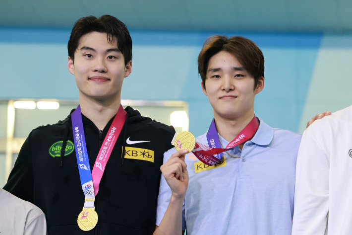 전국체전 수영 남자 계영 800m에서 금메달을 딴 황선우(사진 왼쪽)와 김우민이 기념 촬영을 하고 있다. 연합뉴스