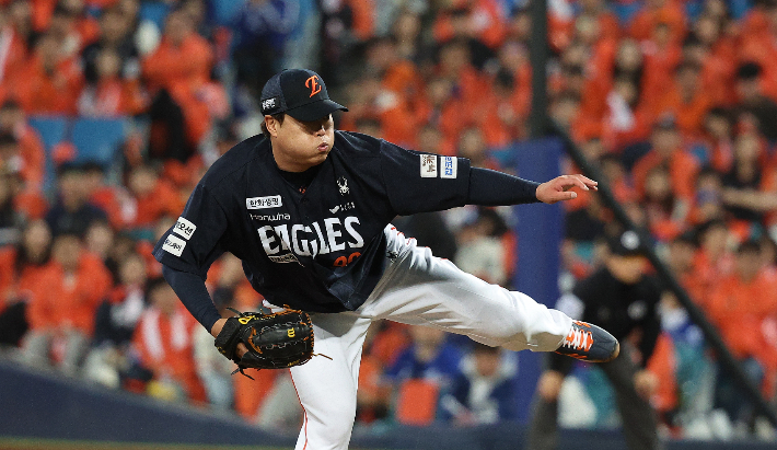 21일 대구 삼성 라이온즈 파크에서 열린 2025 프로야구 KBO 리그 포스트 시즌 플레이오프 3차전 한화 이글스와 삼성 라이온즈의 경기. 한화 선발 투수 류현진이 역투하고 있다. 연합뉴스