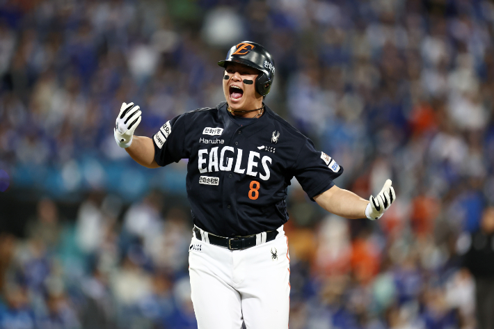 21일 대구 삼성 라이온즈 파크에서 열린 2025 KBO 포스트 시즌 플레이오프 한화 이글스 대 삼성 라이온즈 3차전. 5회 초 2사 3루 때 한화 노시환이 투런 홈런을 친 후 기뻐하고 있다. 연합뉴스 
