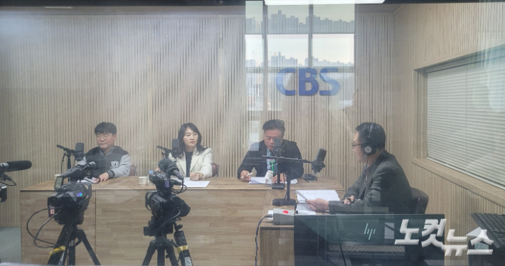 왼쪽부터 이재준 학생, 왕수정 교육연구사, 배상호 부장, 김종현 앵커. 충북CBS
