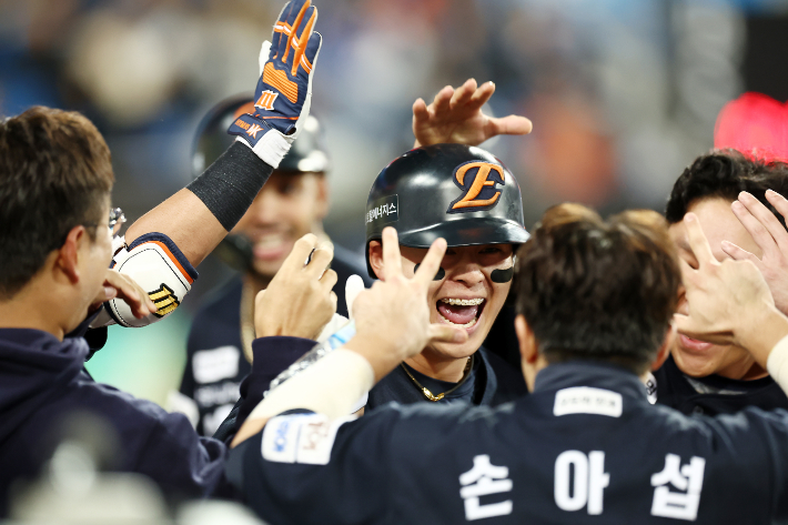 21일 대구 삼성 라이온즈 파크에서 열린 2025 KBO 포스트 시즌 플레이오프 한화 이글스 대 삼성 라이온즈 3차전. 5회초 2사 3루 때 한화 노시환이 투런 홈런을 친 후 기뻐하고 있다. 연합뉴스