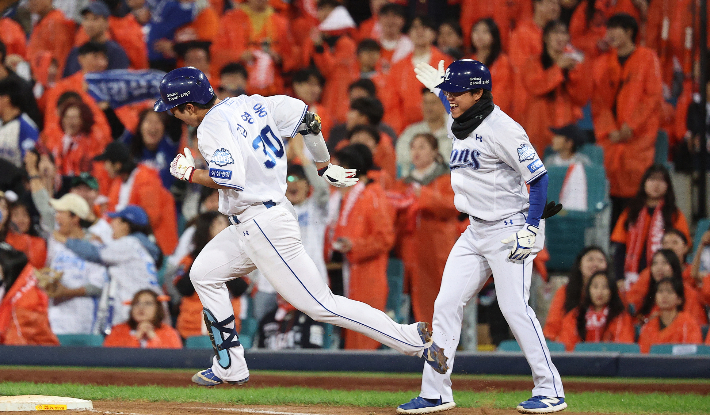 21일 대구 삼성 라이온즈 파크에서 열린 2025 프로야구 KBO 리그 포스트 시즌 플레이오프 3차전 한화 이글스와 삼성 라이온즈의 경기. 4회말 1사 주자 1,2루 상황에서 삼성 김영웅이 3점 홈런을 치고 그라운드를 돌고 있다. 연합뉴스 