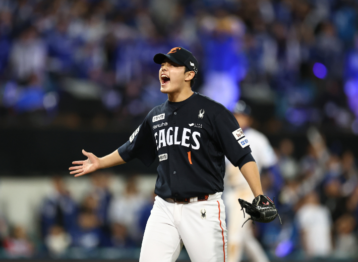 21일 대구 삼성 라이온즈파크에서 열린 2025 KBO 포스트 시즌 플레이오프 한화 이글스 대 삼성 라이온즈 3차전. 7회 말 위기를 무실점으로 넘긴 한화 투수 문동주가 포효하고 있다. 연합뉴스 