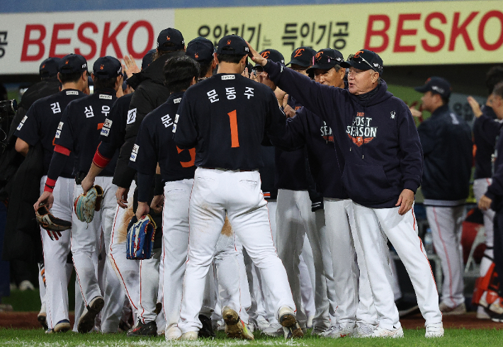 21일 대구 삼성 라이온즈 파크에서 열린 2025 프로야구 KBO 리그 포스트 시즌 플레이오프 3차전 한화 이글스와 삼성 라이온즈의 경기. 한화 김경문 감독이 승리 후 문동주 등 선수들을 격려하고 있다. 연합뉴스 