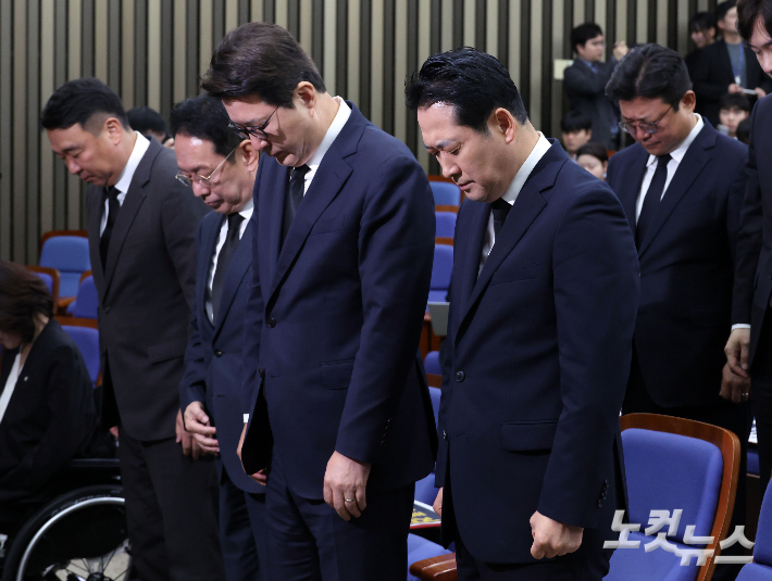 국민의힘 장동혁 대표가 오전 국회에서 열린 긴급의원총회에 참석해 김건희 특검 조사를 받던 중 숨진 양평군청 공무원에 대한 묵념을 하고 있다. 황진환 기자