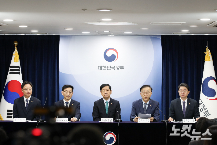 임광현 국세청장, 윤창열 국무조정실장, 구윤철 경제부총리 겸 기획재정부 장관, 김윤덕 국토교통부 장관, 이억원 금융위원회 위원장(왼쪽부터)이 15일 오전 정부서울청사에서 '10.15 주택시장 안정화대책'을 발표하고 있다. 국토교통부 제공