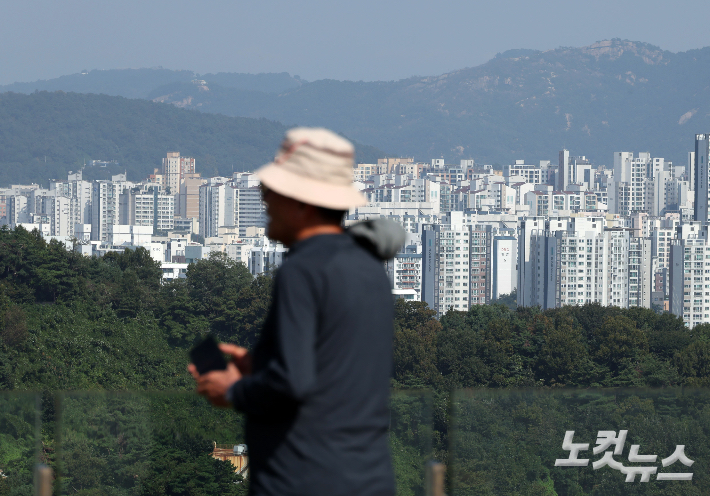 서울 아파트값 상승 폭이 3주 연속 확대됐다. 25일 한국부동산원이 발표한 9월 넷째 주(22일 기준) 주간 아파트가격 동향에 따르면 서울 아파트 매매가격은 전주(0.12%) 대비 0.07%p 확대된 0.19%를 기록했다. 특히 성동구(0.59%), 마포구(0.43%), 광진구(0.35%), 송파구(0.35%), 강동구(0.31%) 등 한강 인접, 교통 및 생활 인프라가 우수한 지역의 상승세가 두드러졌다. 사진은 26일 서울 마포구 하늘공원에서 바라본 아파트 모습. 황진환 기자