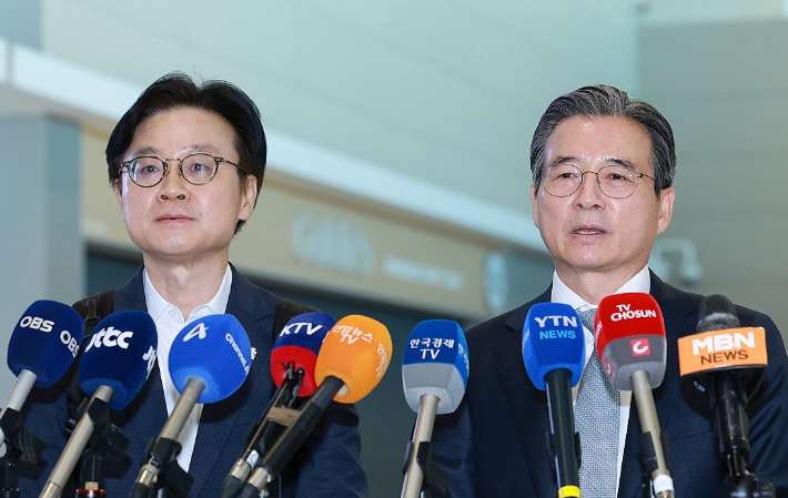 김정관 산업통상부 장관(왼쪽)과 김용범 대통령실 정책실장. 연합뉴스
