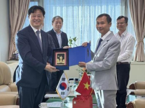 김병기 부산시상수도사업본부장(왼쪽)과 쩐 주이 홍 호치민시 수도공사 떤히앱 정수장 기술공학부 부장(오른쪽)이 기념촬영을 하고 있다. 부산시 상수도사업본부 제공