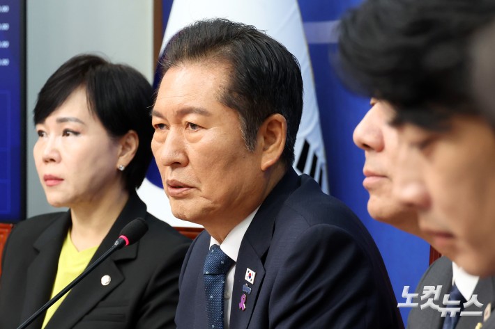 발언하는 정청래 대표