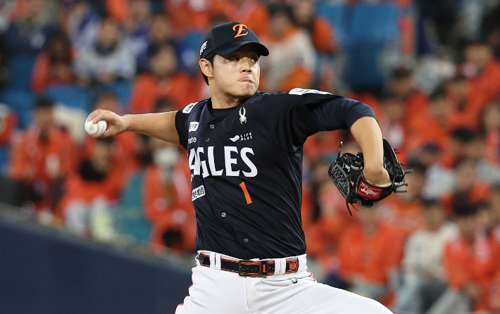 21일 대구 삼성 라이온즈 파크에서 열린 2025 프로야구 KBO 리그 포스트 시즌 플레이오프 3차전 한화 이글스와 삼성 라이온즈의 경기. 6회말 구원 등판한 한화 문동주가 역투하는 모습. 연합뉴스