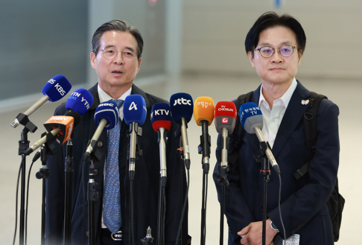 김용범 대통령실 정책실장이 22일 한미 관세 협상 추가 논의를 위해 인천국제공항 제2여객터미널에서 미국 워싱턴DC로 출국하기에 앞서 발언하고 있다. 오른쪽은 김정관 산업부 장관. 연합뉴스